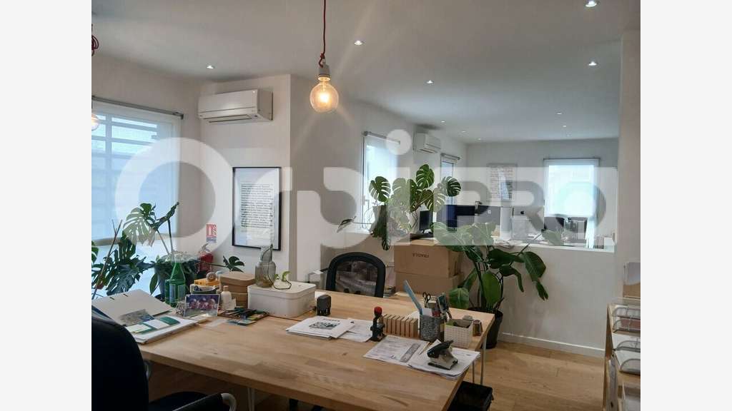 Vente local pro de 160m² avec parkings à Lunel