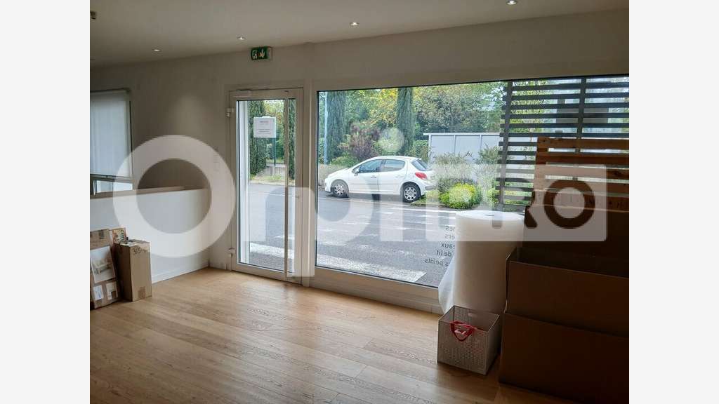 Vente local pro de 160m² avec parkings à Lunel