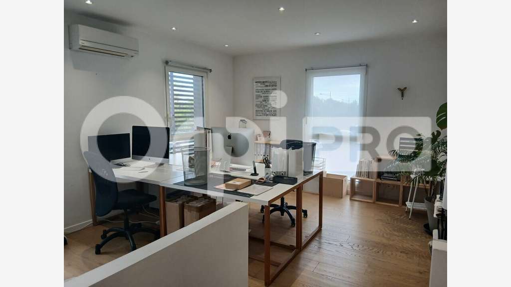 Vente local pro de 160m² avec parkings à Lunel