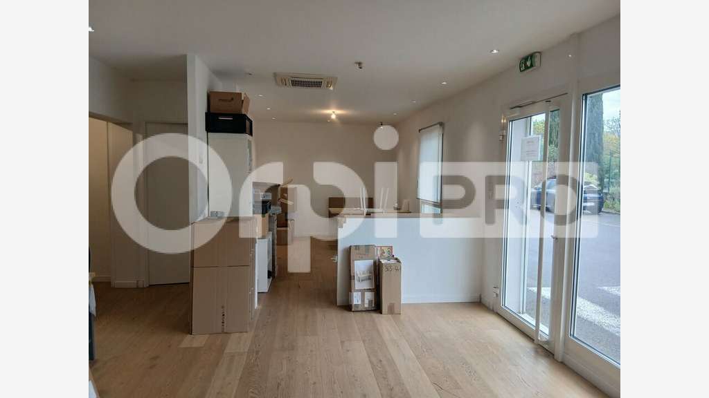 Vente local pro de 160m² avec parkings à Lunel