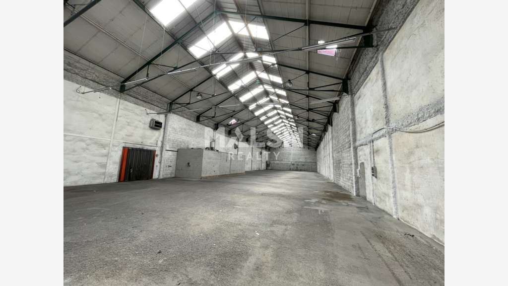 Locaux à louer 1900m² divisibles en 2 à Lyon 8e