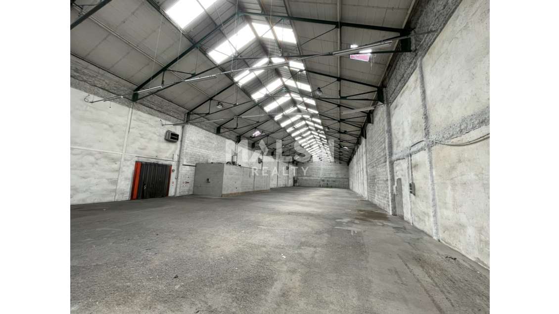 Locaux à louer 1900m² divisibles en 2 à Lyon 8e