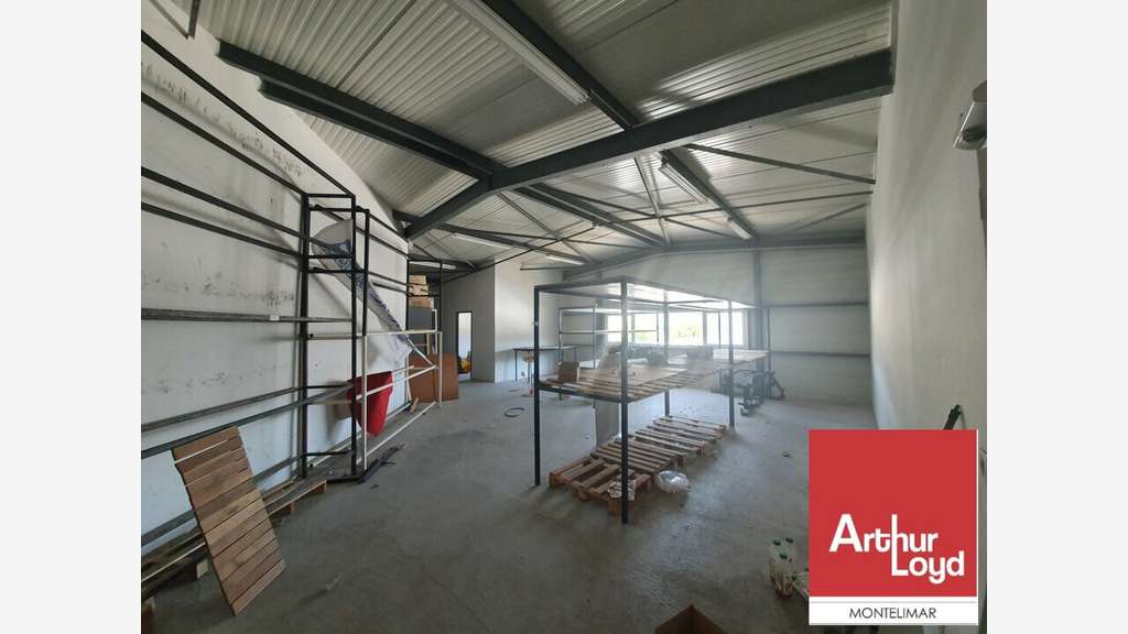Bâtiment indépendant 1150m² à vendre à Malataverne