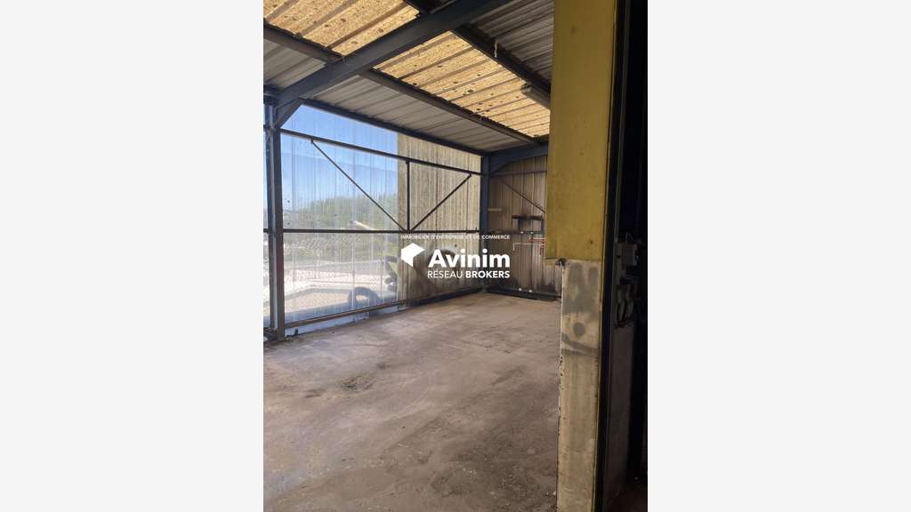 Local industriel à vendre avec une partie louée