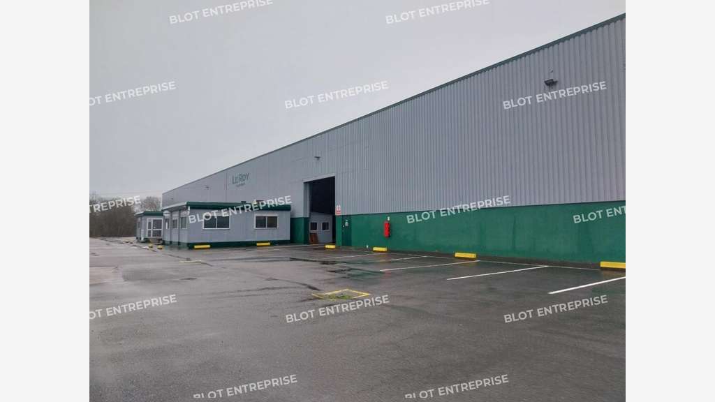 A vendre locaux d'activités de 6 860m² à Melgven