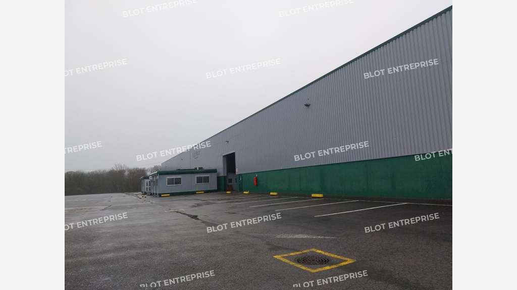 A vendre locaux d'activités de 6 860m² à Melgven