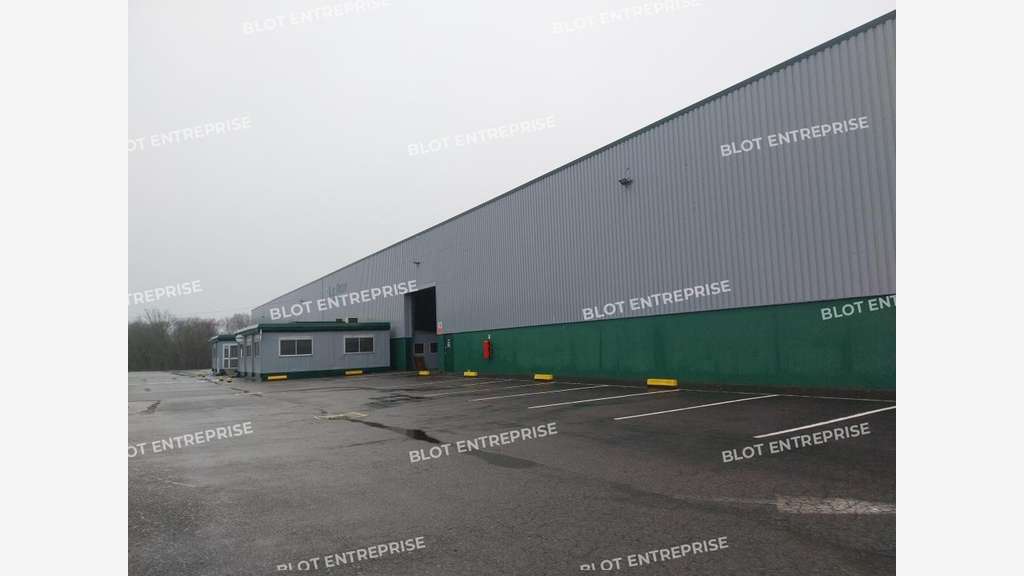 A vendre locaux d'activités de 6 860m² à Melgven