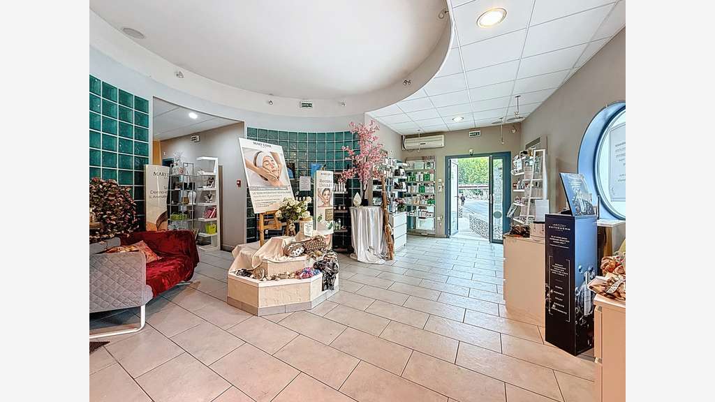 A VENDRE MURS COMMERCIAUX LOUES A MILLAU AVEYRON -