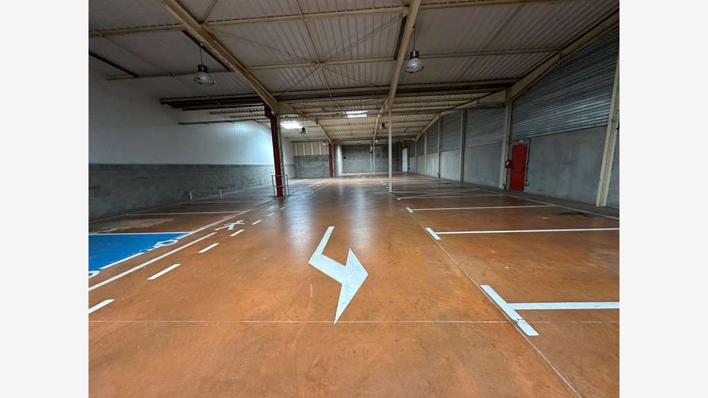 Local d'activité 2600m² ERP 5 à vendre à Miribel