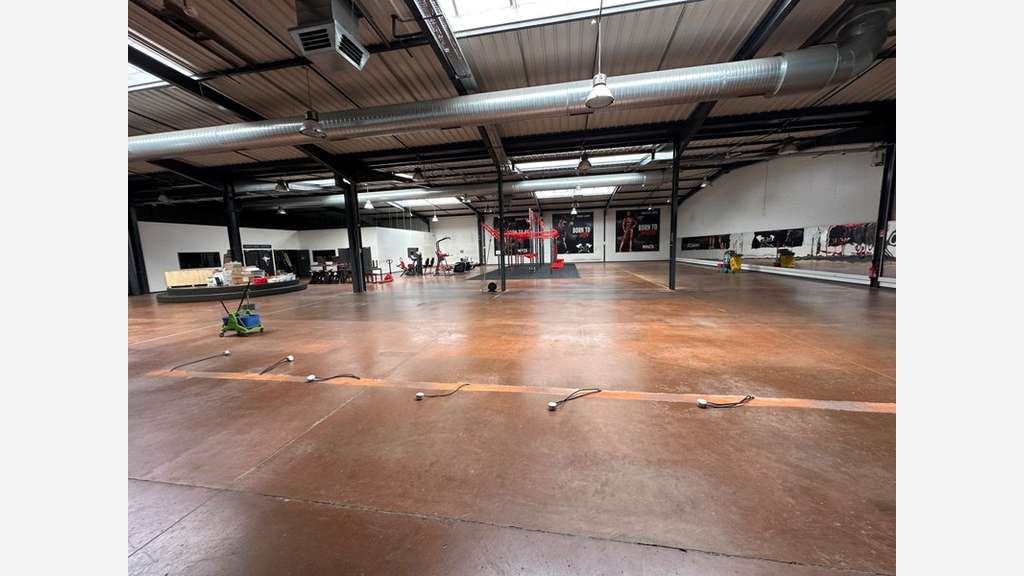 Local d'activité 2600m² ERP 5 à vendre à Miribel