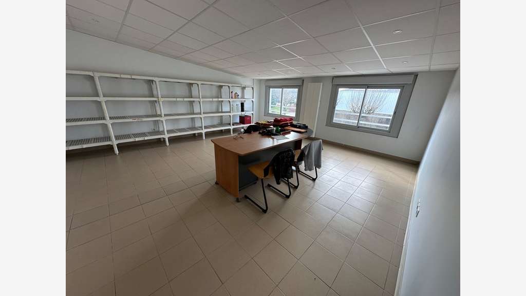 Local d'activité 2600m² ERP 5 à vendre à Miribel