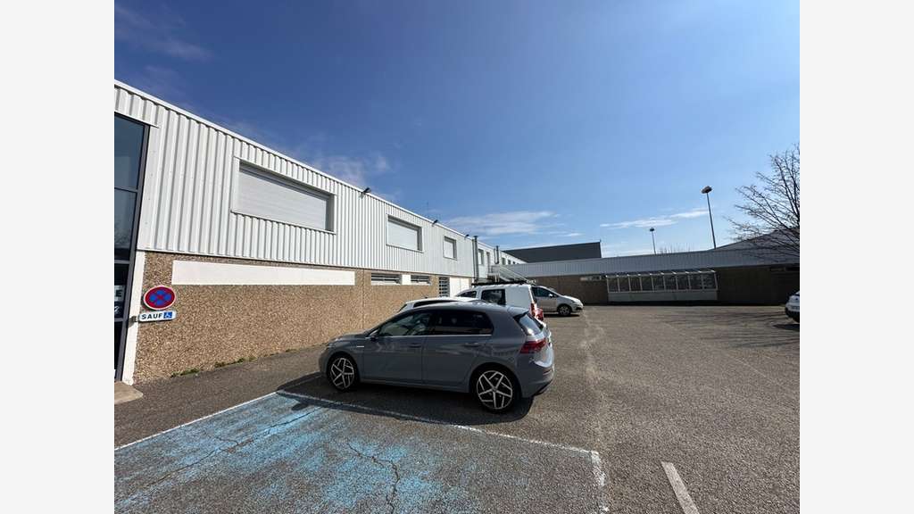 Local d'activité 2600m² ERP 5 à vendre à Miribel