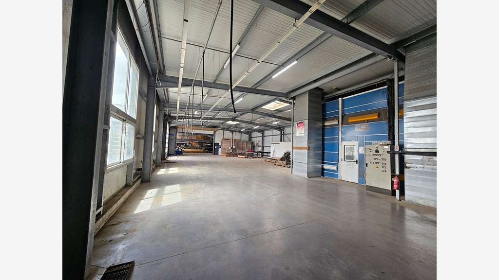 À VENDRE - SITE INDUSTRIEL PREMIUM DE 2 142 M² - U