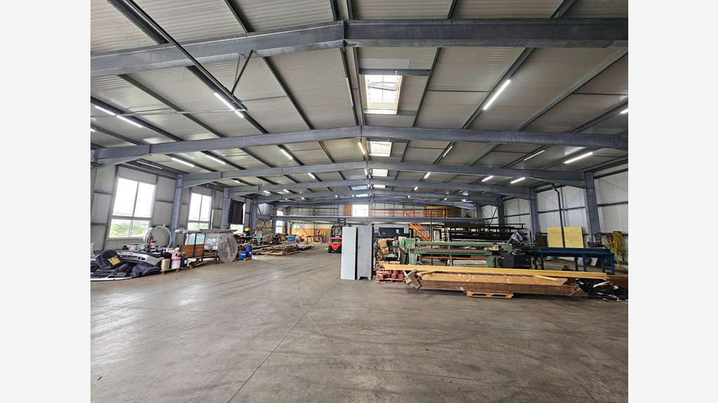 À VENDRE - SITE INDUSTRIEL PREMIUM DE 2 142 M² - U