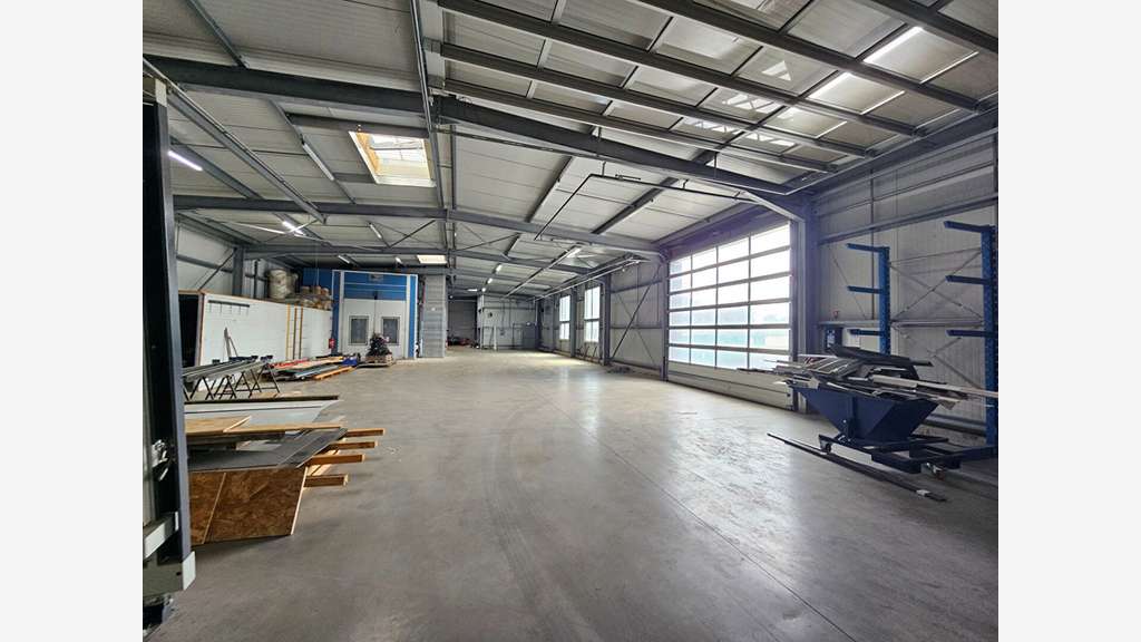 À VENDRE - SITE INDUSTRIEL PREMIUM DE 2 142 M² - U
