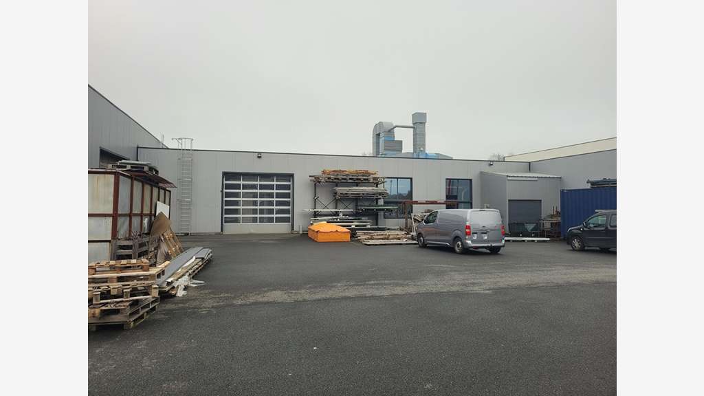 À VENDRE - SITE INDUSTRIEL PREMIUM DE 2 142 M² - U