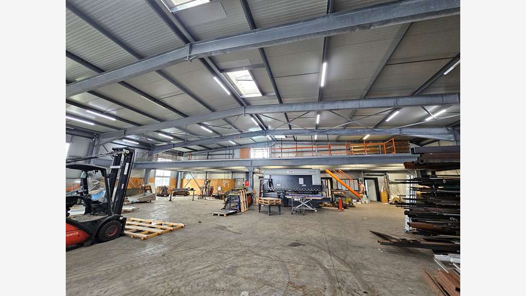 À VENDRE - SITE INDUSTRIEL PREMIUM DE 2 142 M² - U