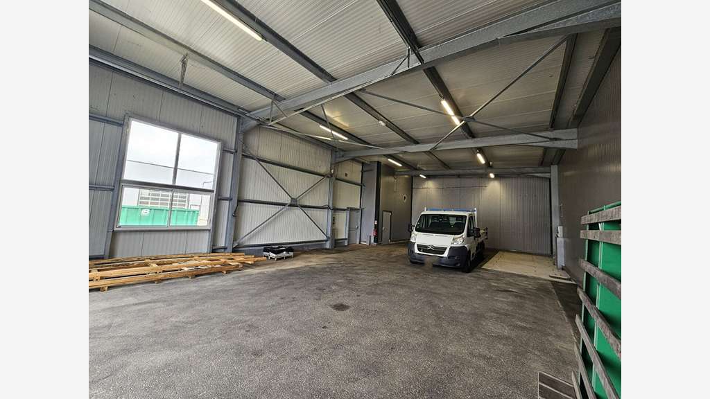 À VENDRE - SITE INDUSTRIEL PREMIUM DE 2 142 M² - U
