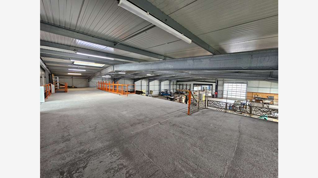 À VENDRE - SITE INDUSTRIEL PREMIUM DE 2 142 M² - U