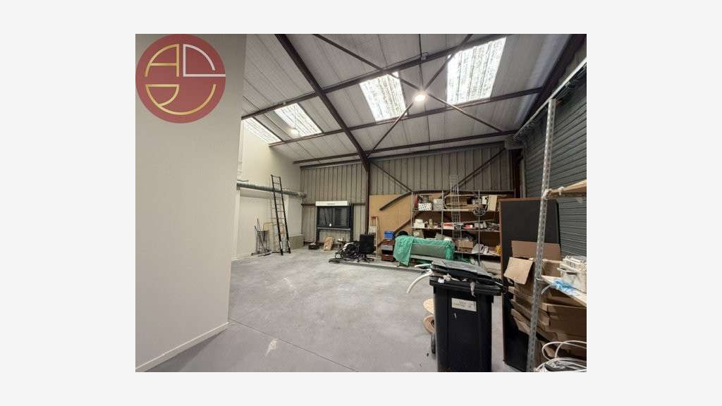 Entrepôt 332m² à vendre à Montrabé proche A68