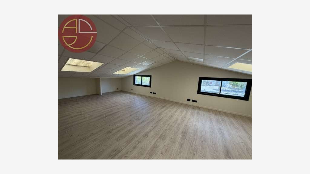 Entrepôt 332m² à vendre à Montrabé proche A68