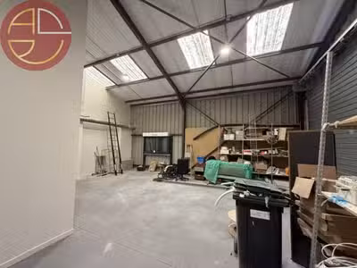 Entrepôt rénové de 332m² à vendre à Montrabé