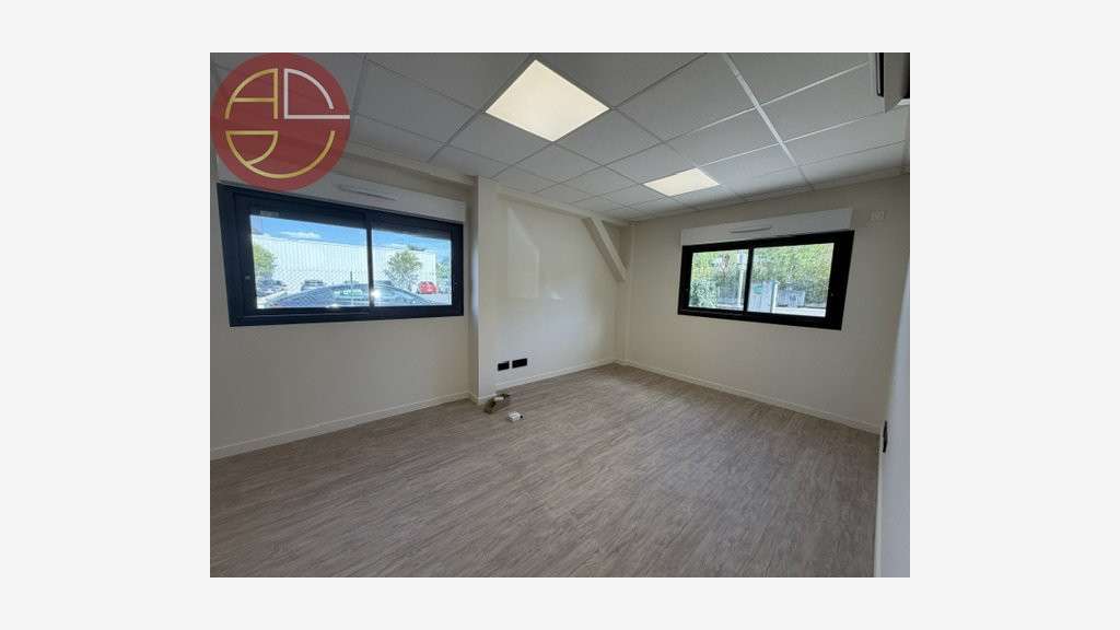 Entrepôt rénové de 332m² à vendre à Montrabé
