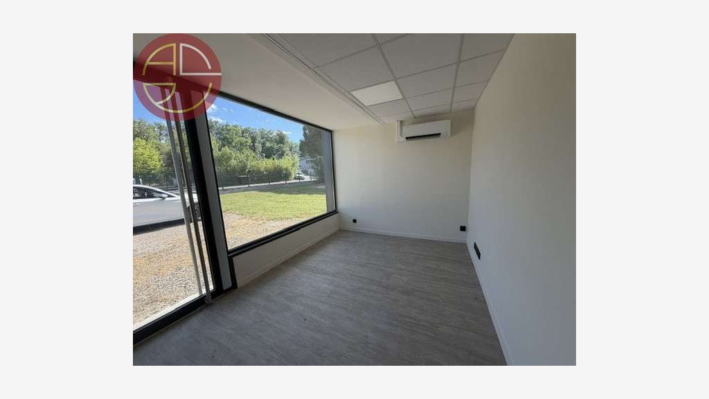 Entrepôt rénové de 332m² à vendre à Montrabé