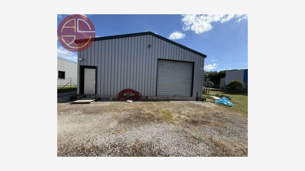 Entrepôt rénové de 332m² à vendre à Montrabé