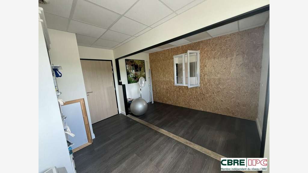 AV local d'activités 245m² Mouguerre accès facile