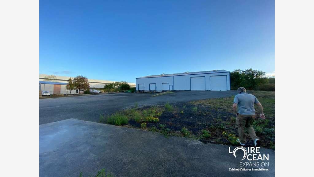 Entrepôt 915m² sur 9426m² à vendre à Nantes Bignon