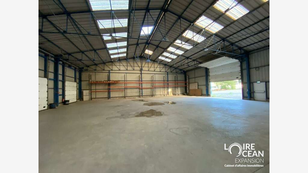 Entrepôt 915m² sur 9426m² à vendre à Nantes Bignon