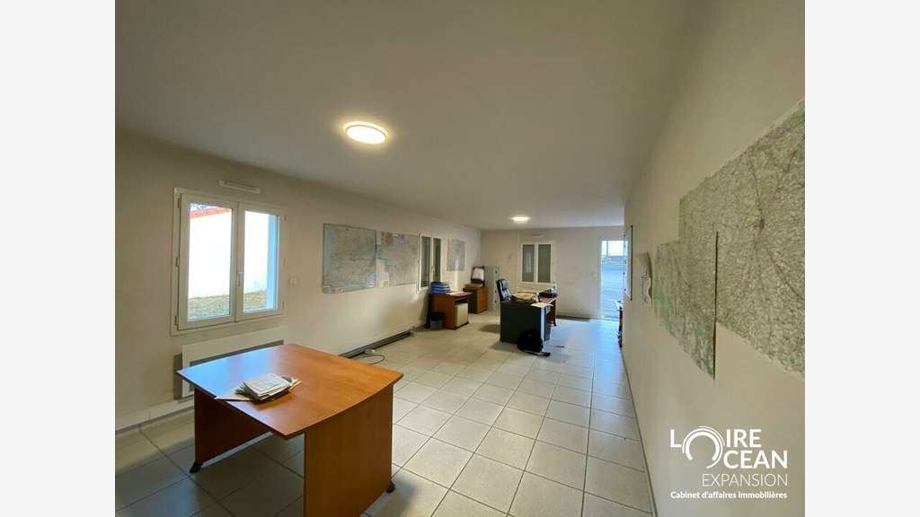Entrepôt 915m² sur 9426m² à vendre à Nantes Bignon