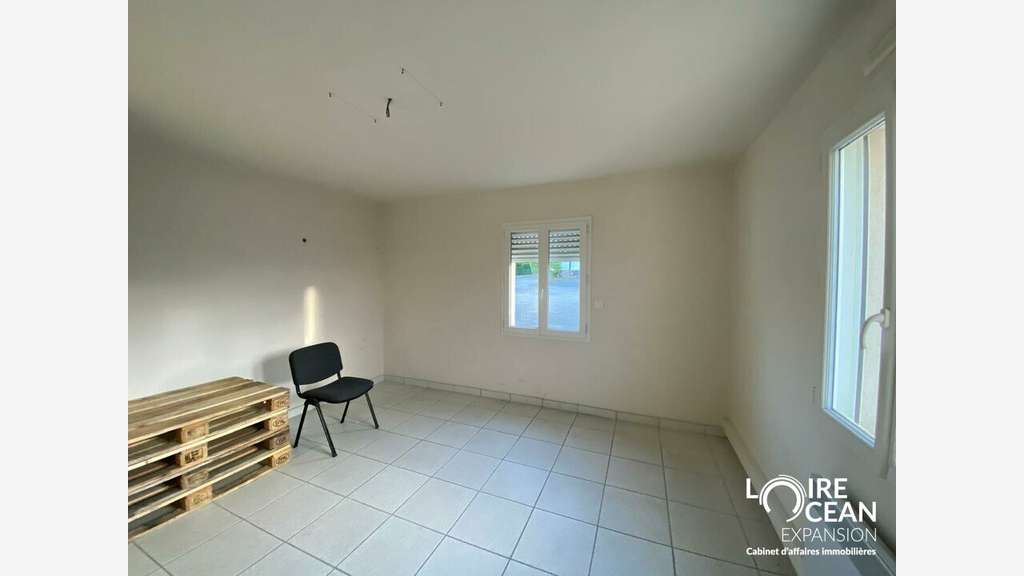 Entrepôt 915m² sur 9426m² à vendre à Nantes Bignon
