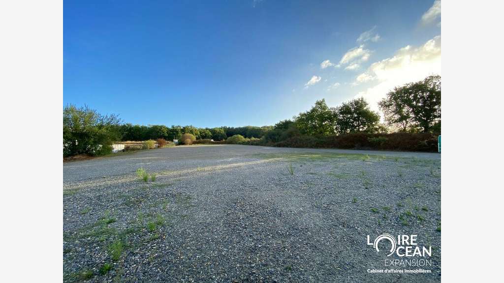 Entrepôt 915m² sur 9426m² à vendre à Nantes Bignon