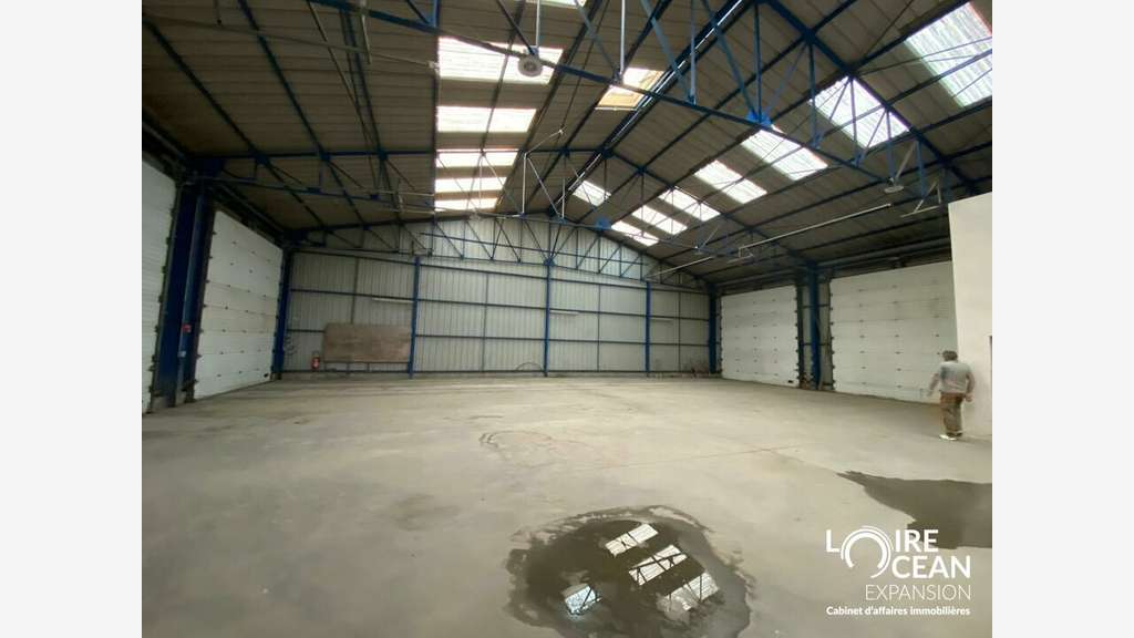 Entrepôt 915m² sur 9426m² à vendre à Nantes Bignon