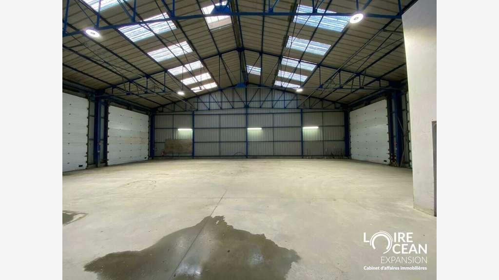 Entrepôt 915m² sur 9426m² à vendre à Nantes Bignon
