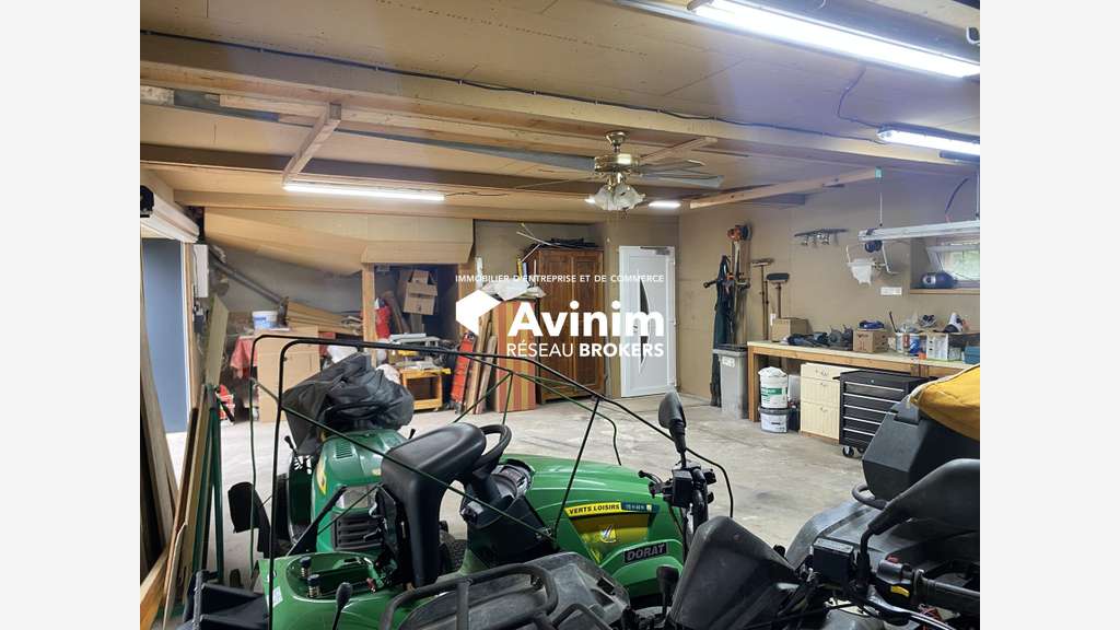 A vendre atelier avec maison 190m² à Neuville