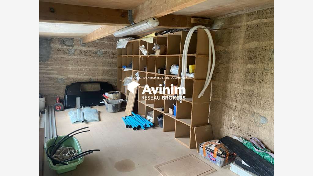 A vendre atelier avec maison 190m² à Neuville