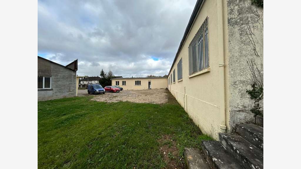 AV ensemble immobilier 1746m² Nexon proche Limoges