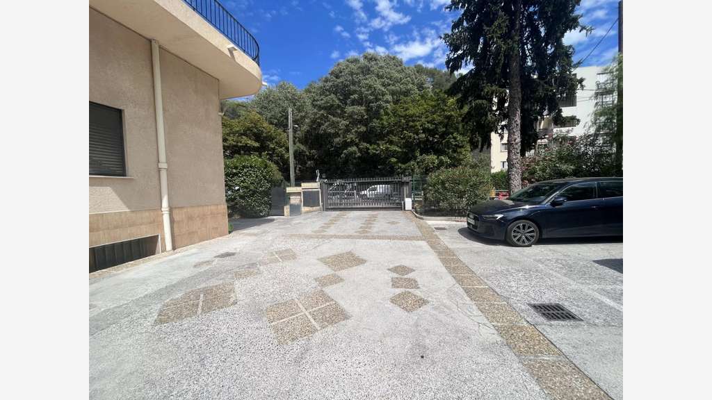 A vendre local entrepôt en souplex 190m² à Nice