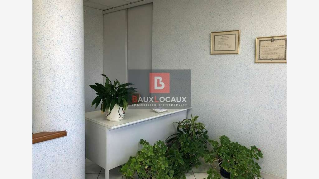 Vente local professionnel 98m² immeuble Valmedica