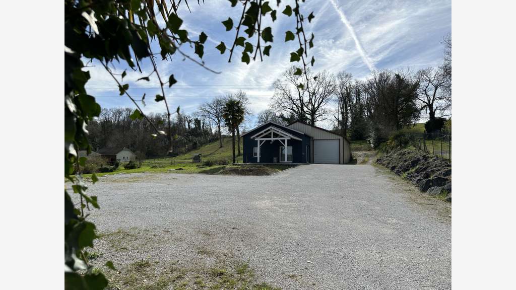 Bâtiment professionnel 197m² à vendre à Oloron