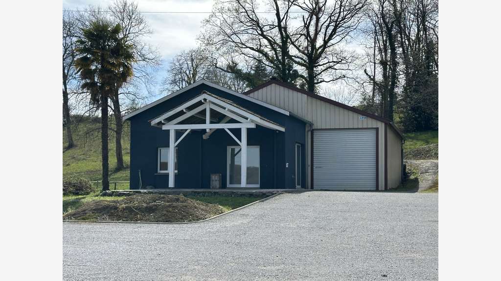 Bâtiment professionnel 197m² à vendre à Oloron