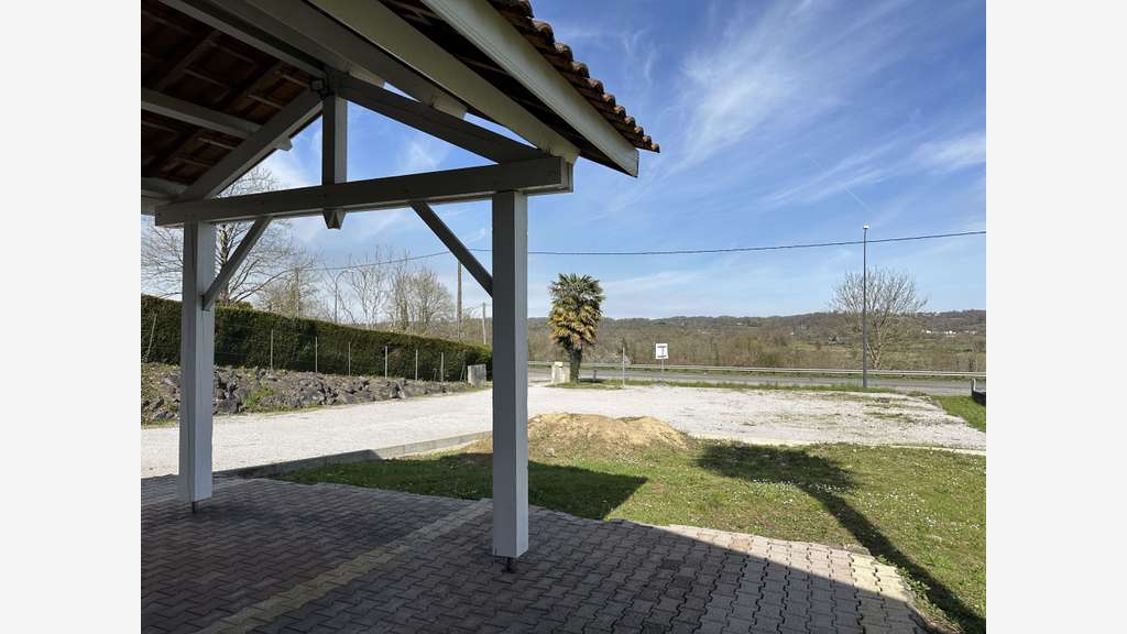Bâtiment professionnel 197m² à vendre à Oloron