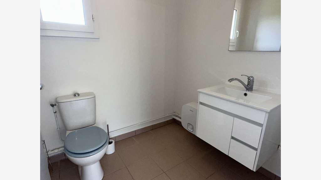 Bâtiment professionnel 197m² à vendre à Oloron