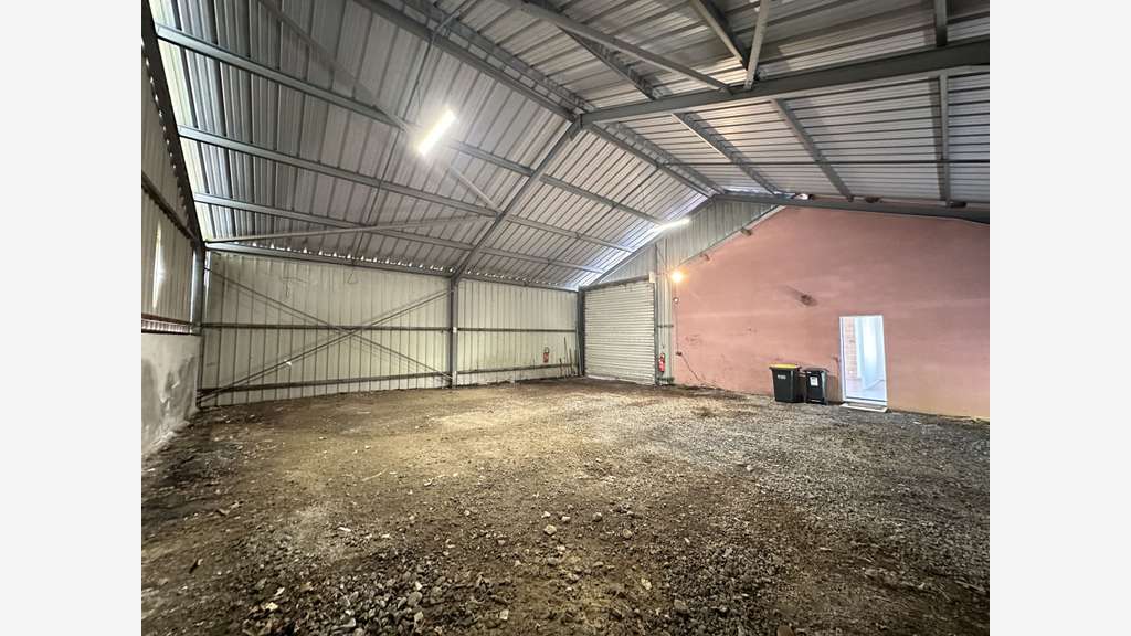 Bâtiment professionnel 197m² à vendre à Oloron