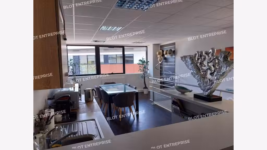 À VENDRE - LOCAUX D'ACTIVITÉS - 375 M² - ORVAULT