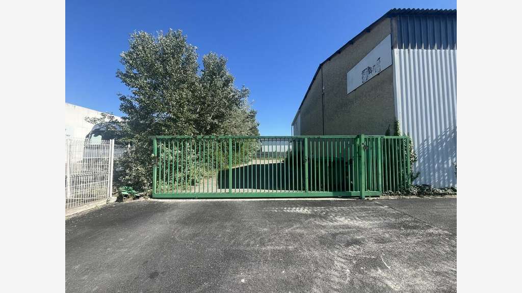 Local d'activité à vendre 450m² à Plan d'Orgon