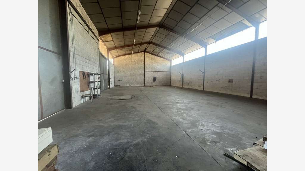 Local d'activité à vendre 450m² à Plan d'Orgon